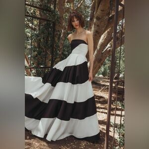 MAC DUGGAL
Black and White Striped Satin Strapless Ball Gown Size6 Wedding Guest